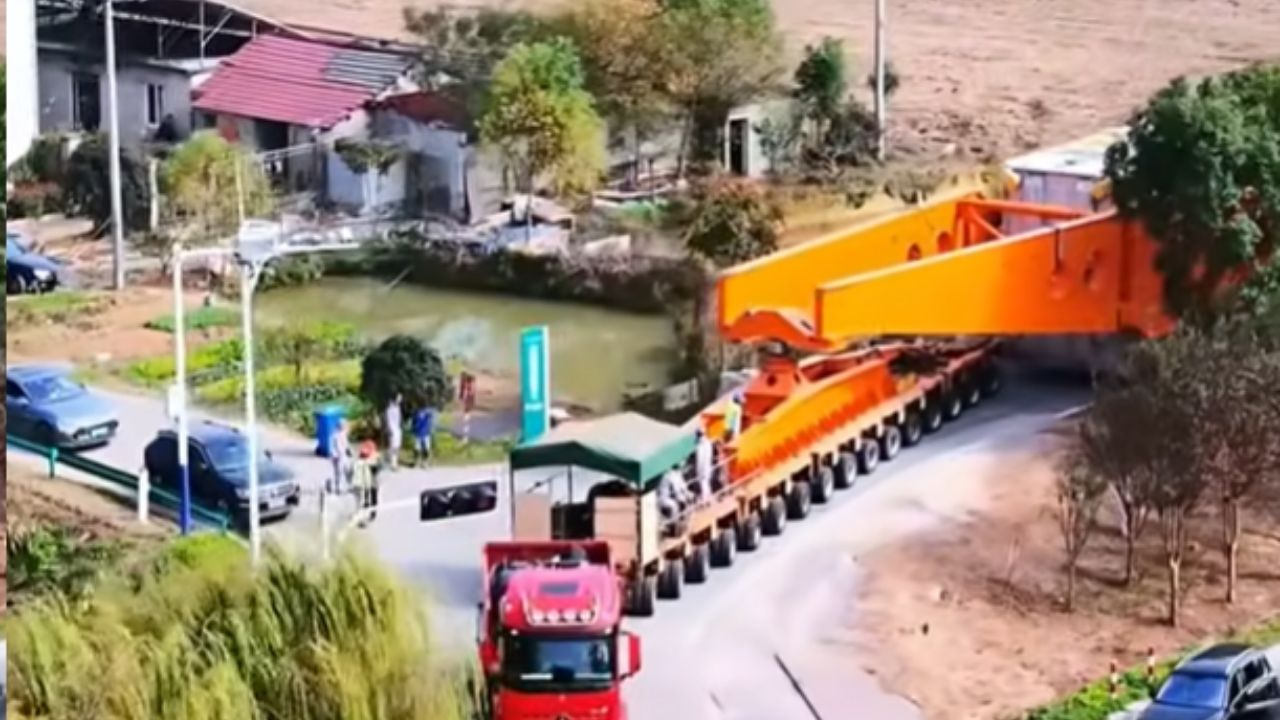 Comboio gigante na China muestra transporte pesado de pieza de generador, puente reforzado y operación milimétrica.