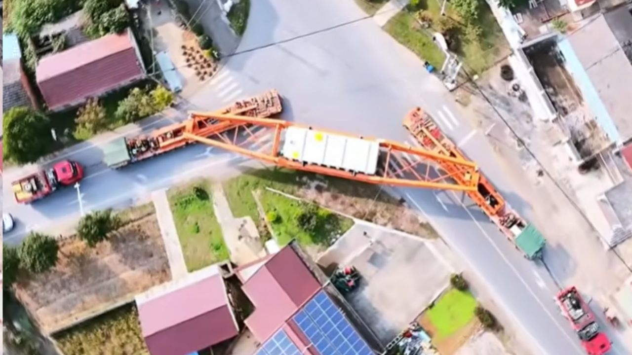 Comboio gigante na China muestra transporte pesado de pieza de generador, puente reforzado y operación milimétrica.