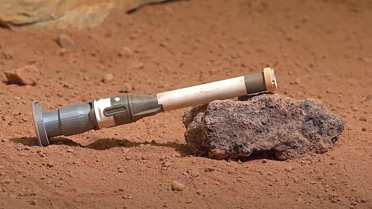 Tubo de titânio contendo amostra de Marte coletada pelo rover Perseverance, da NASA. – Crédito: NASA