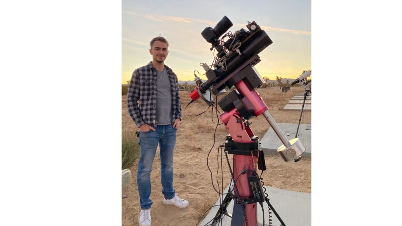 O astrofotógrafo Bray Falls com um de seus telescópios.