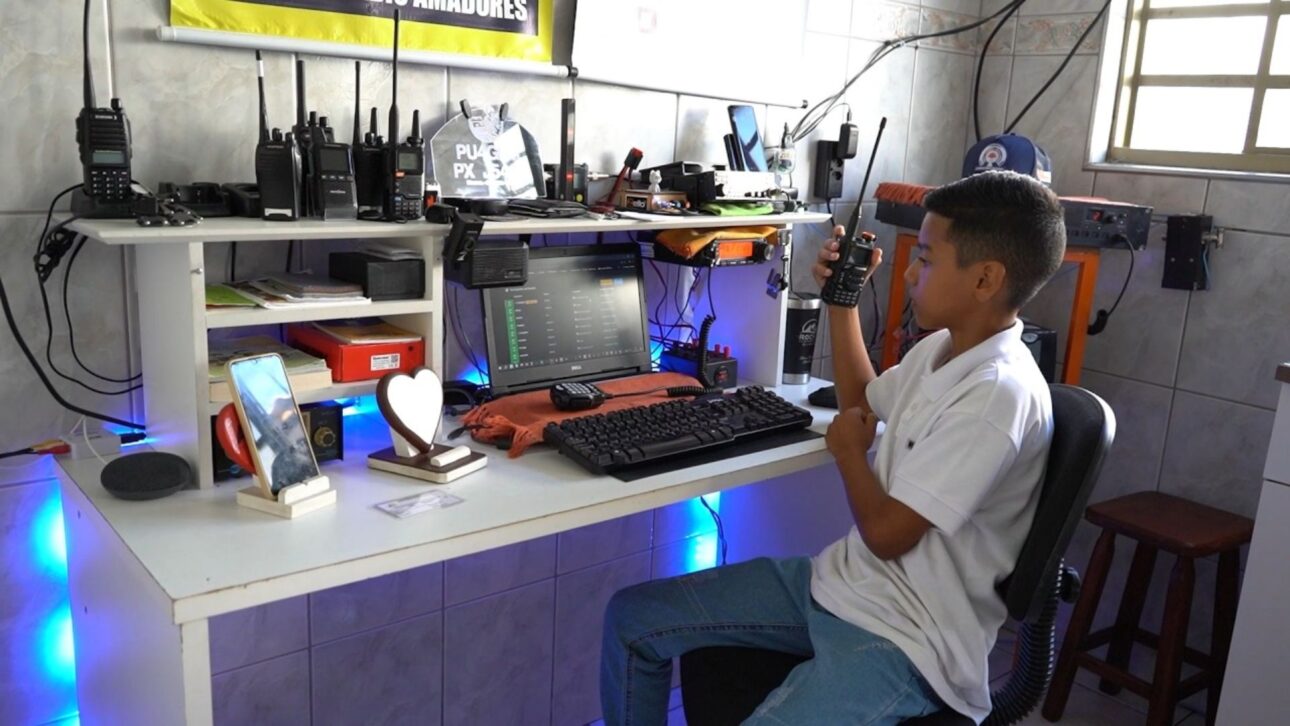 Myron, 12 anos, de Alfenas (MG), tirou licença da Anatel para operar rádio amador após um mês de estudo e já fez contatos no Paraguai. Um dos mais jovens do Brasil no hobby.