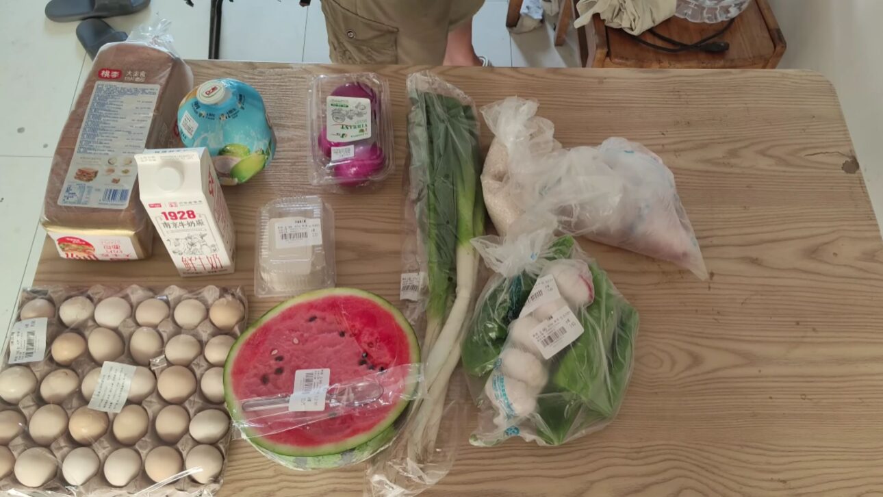 Gangzi foi ao supermercado na China com um dia de salário e encheu o carrinho. O custo de vida na China e o preço dos alimentos revelam poder de compra diferente.