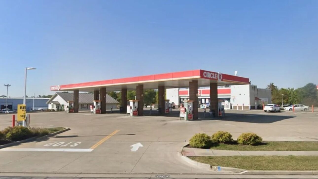 Um morador de Ohio jogou fora sem querer uma raspadinha premiada e mergulhou na lixeira para resgatar o bilhete de loteria, um prêmio de cerca de R$ 506 mil.