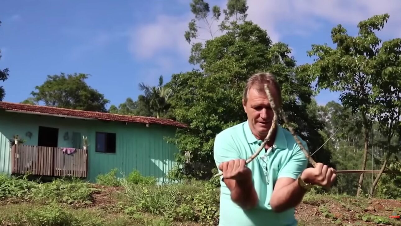 In Vidal Ramos, a resident searches for water with a peach fork, a practice called dowsing that science does not prove, despite the found wells.