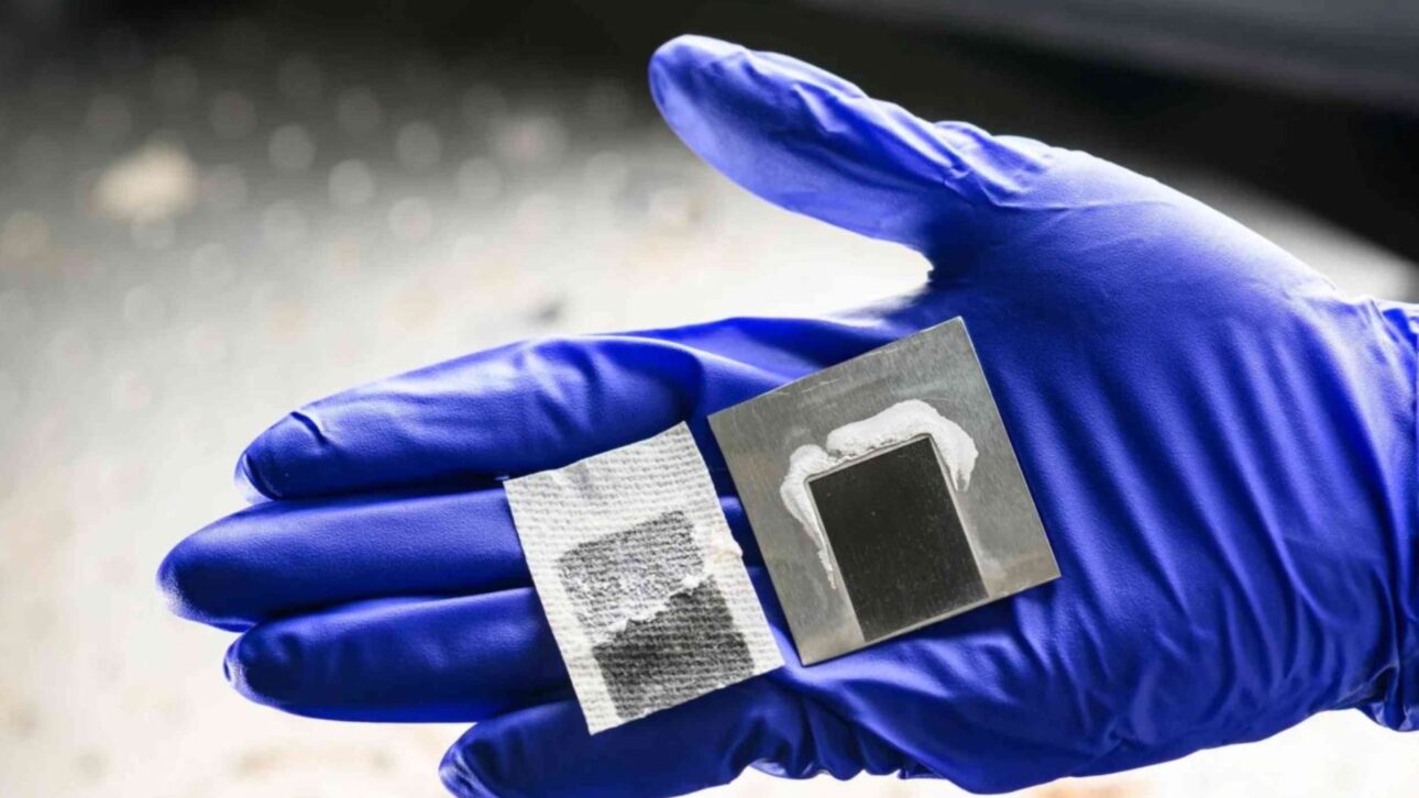Painel solar criado nos EUA transforma água do mar em potável sem salmoura tóxica e recupera lítio, mas segue em fase de protótipo de laboratório; entenda o avanço.