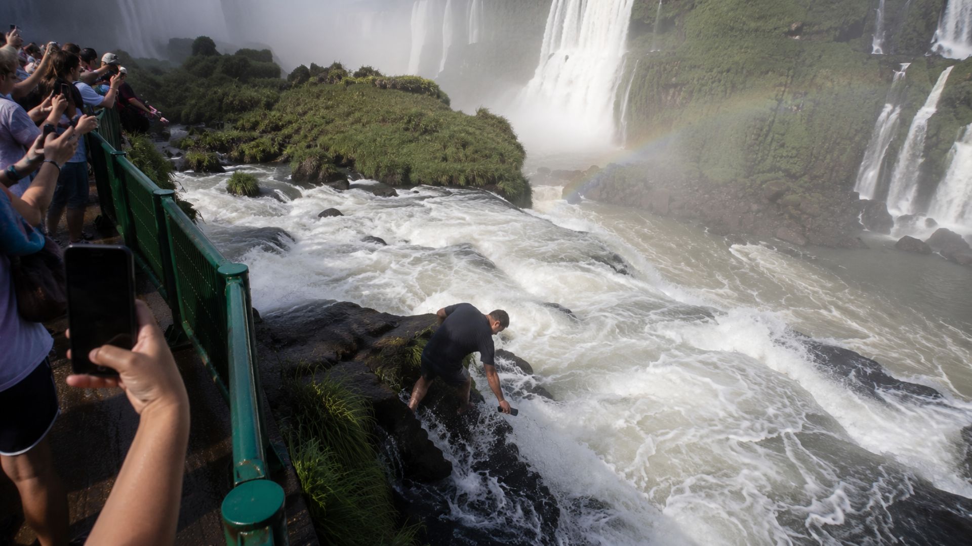 Um turista brasileiro pulou a grade das Cataratas do Iguaçu para pegar um celular na manhã deste sábado; veja o que aconteceu e por que a atitude é proibida.