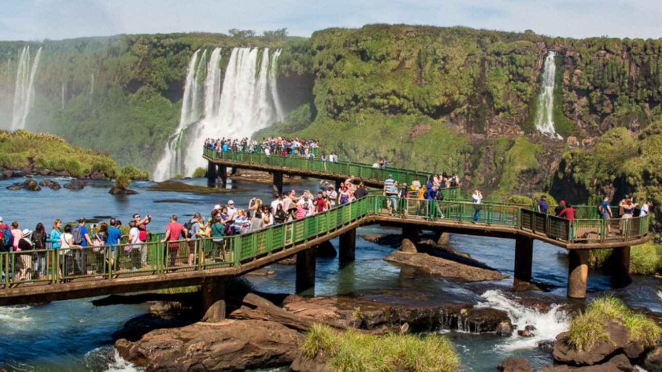 Um turista brasileiro pulou a grade das Cataratas do Iguaçu para pegar um celular na manhã deste sábado; veja o que aconteceu e por que a atitude é proibida.