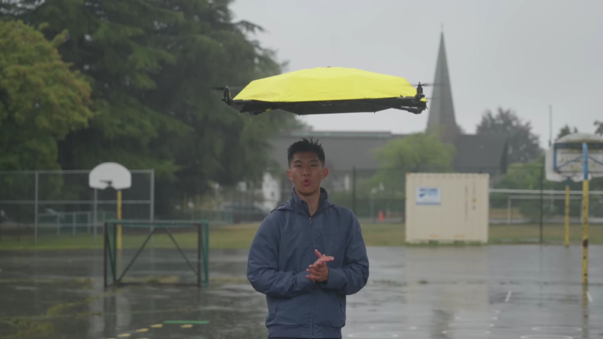 Um youtuber transformou uma invenção que falhou em um guarda-chuva voador autônomo: o drone segue a pessoa e a protege da chuva sem ninguém pilotando.