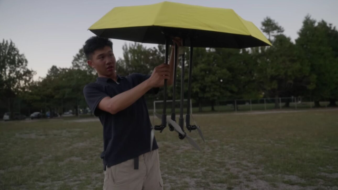 Um youtuber transformou uma invenção que falhou em um guarda-chuva voador autônomo: o drone segue a pessoa e a protege da chuva sem ninguém pilotando.