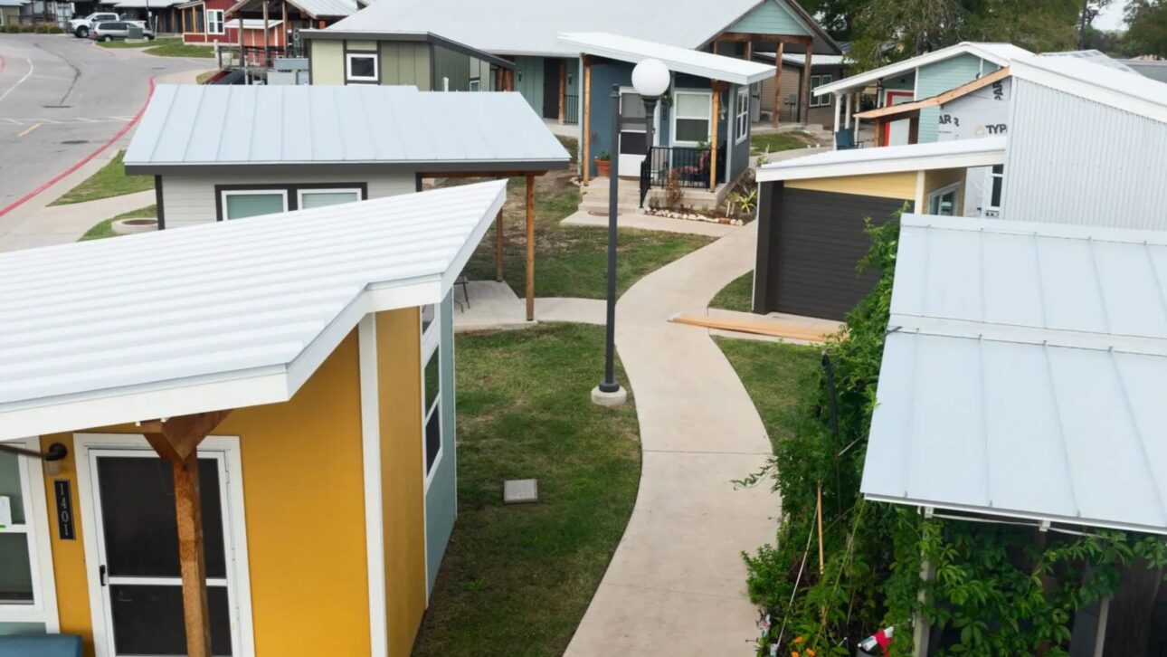 A Community First! Village, no Texas, é uma comunidade planejada com microcasas que já tirou 420 ex-moradores de rua das ruas rumo à moradia permanente.