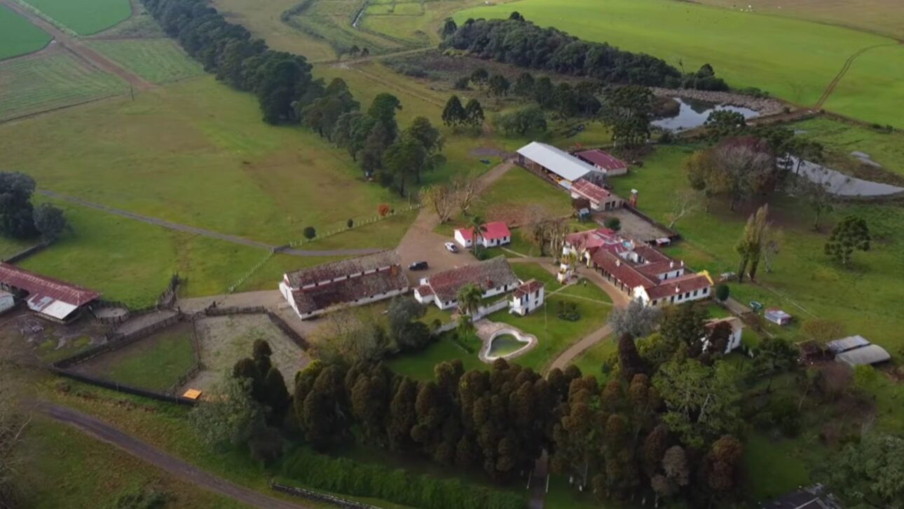 The Fazenda do Socorro, one of the first sesmarias in Rio Grande do Sul, gave rise to Vacaria, became a stop for drovers, and was reinvented by Maria de Lourdes.