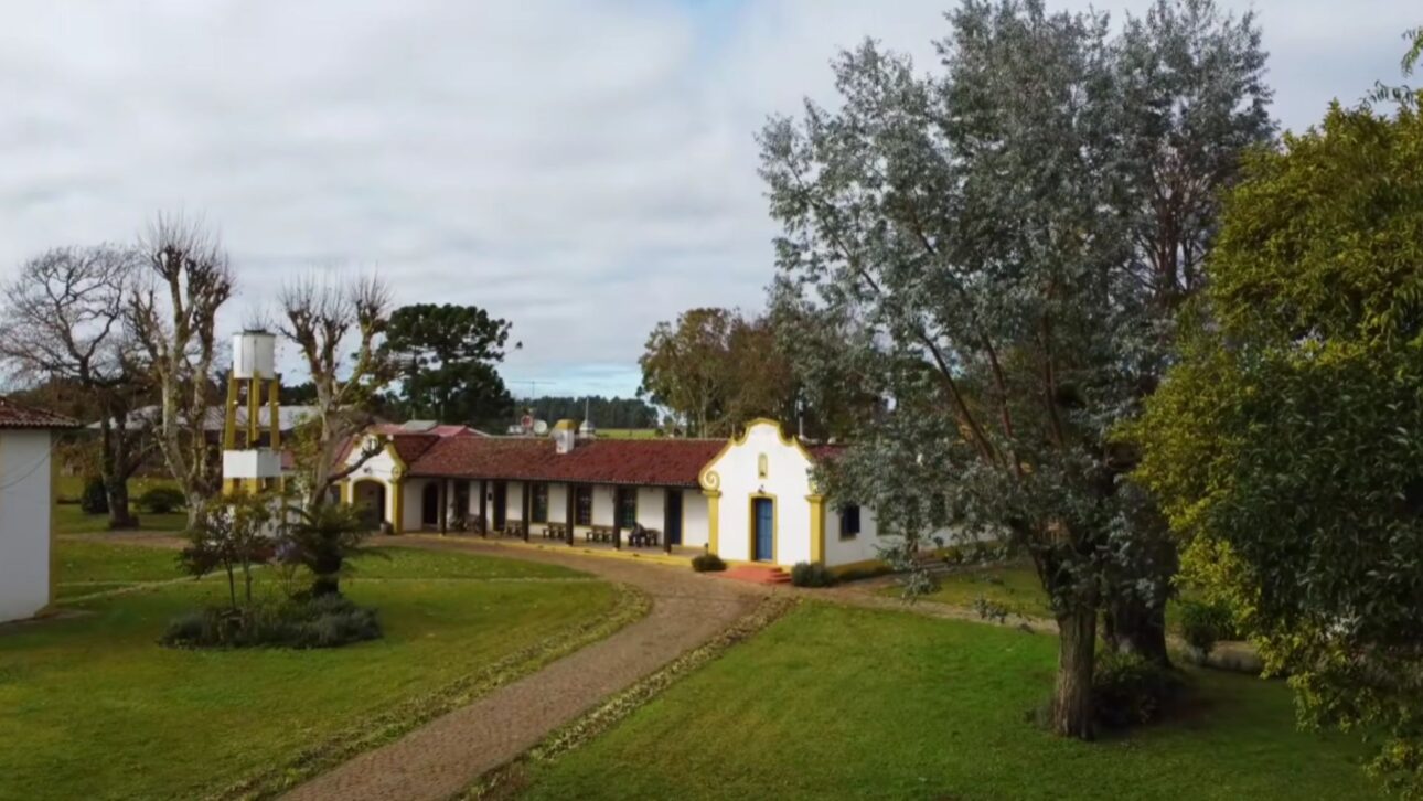 The Fazenda do Socorro, one of the first land grants in Rio Grande do Sul, gave rise to Vacaria, became a stop for drovers, and was reinvented by Maria de Lourdes.