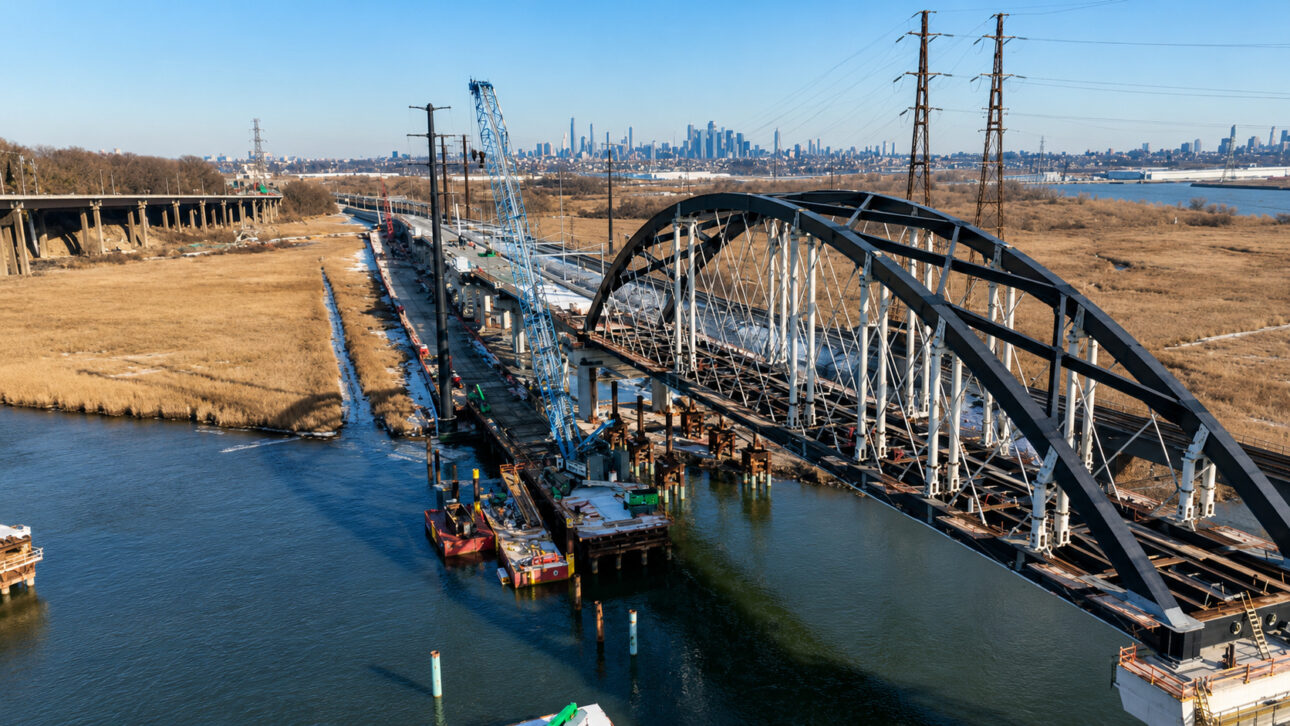 estructura de 2,3 mil toneladas navegando sobre una barcaza por el río Hudson