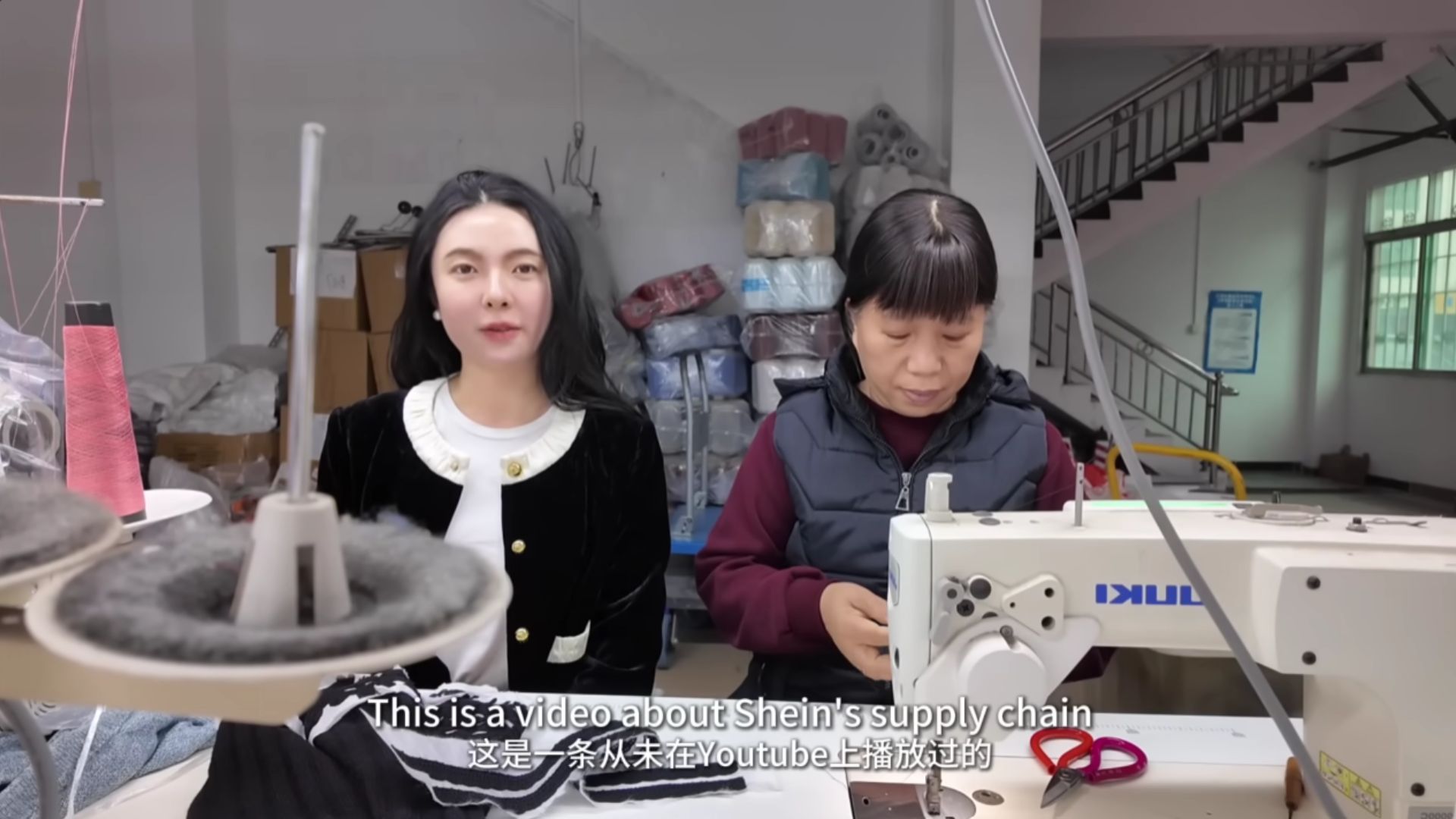 Uma moradora de Guangzhou entrou na Vila Shein e filmou a cadeia de suprimentos do fast fashion: turnos longos, condições de trabalho na China e donos reféns.