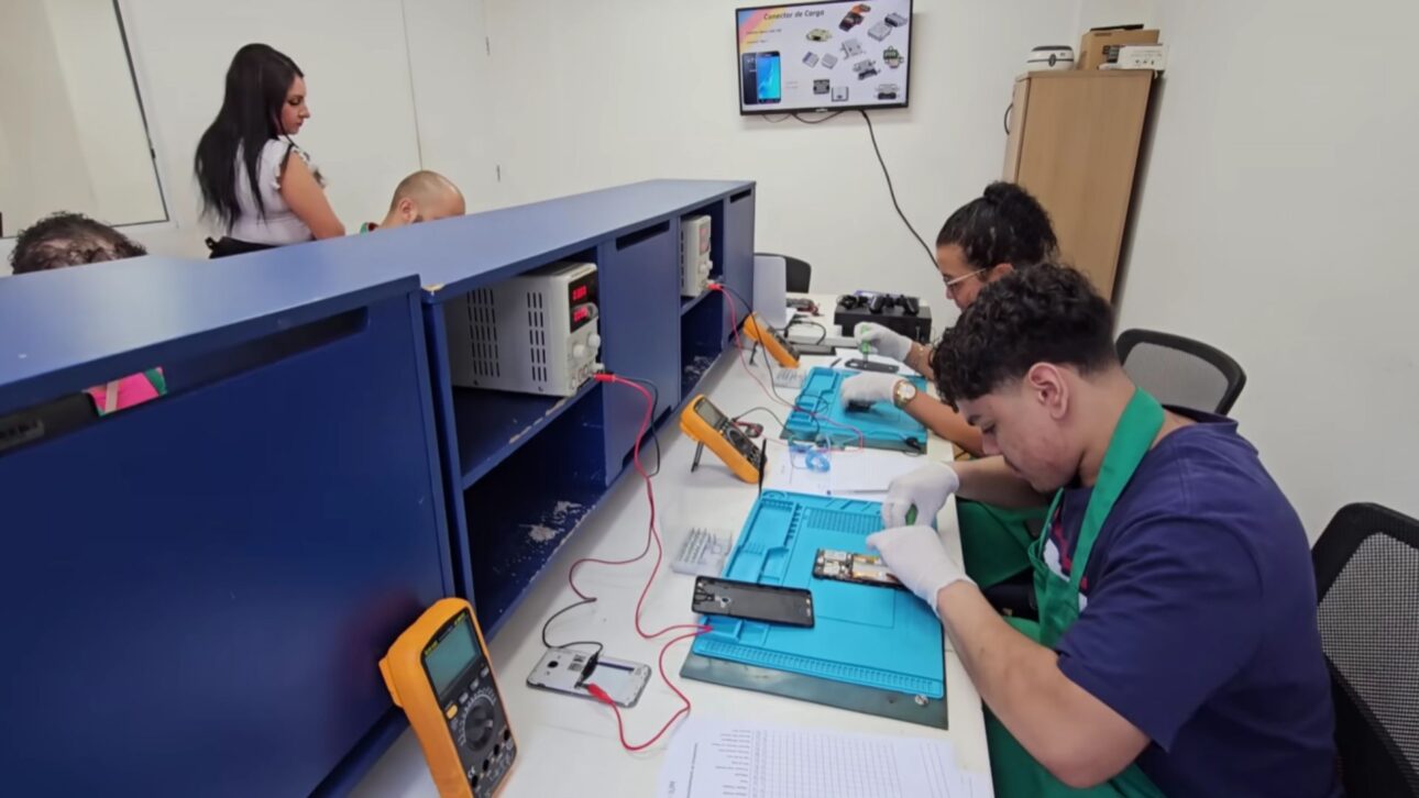 Peça de R$ 2 virou serviço de R$ 120 no conserto de celular. Com 5 milhões de aparelhos quebrados por mês no Brasil, empreendedor formou 5 mil técnicos após achar o curso ruim.
