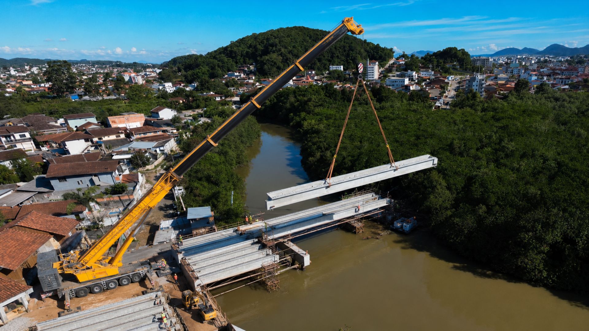 Vigas gigantes serão içadas por guindaste na Ponte Anêmonas, em Joinville, nesta sexta: megaobra de R$ 27 milhões vai beneficiar mais de 114 mil moradores.