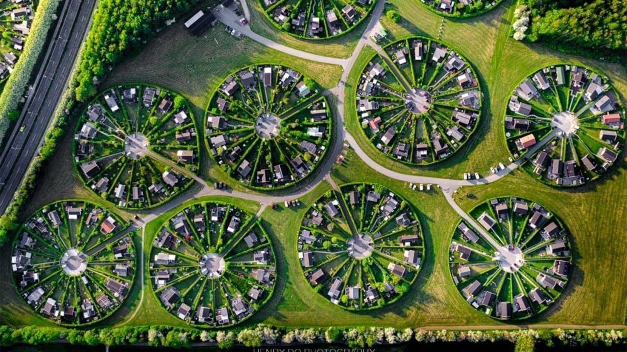 Cidade circular de Brøndby Haveby, perto de Copenhague, reúne jardins circulares e casas de campo.