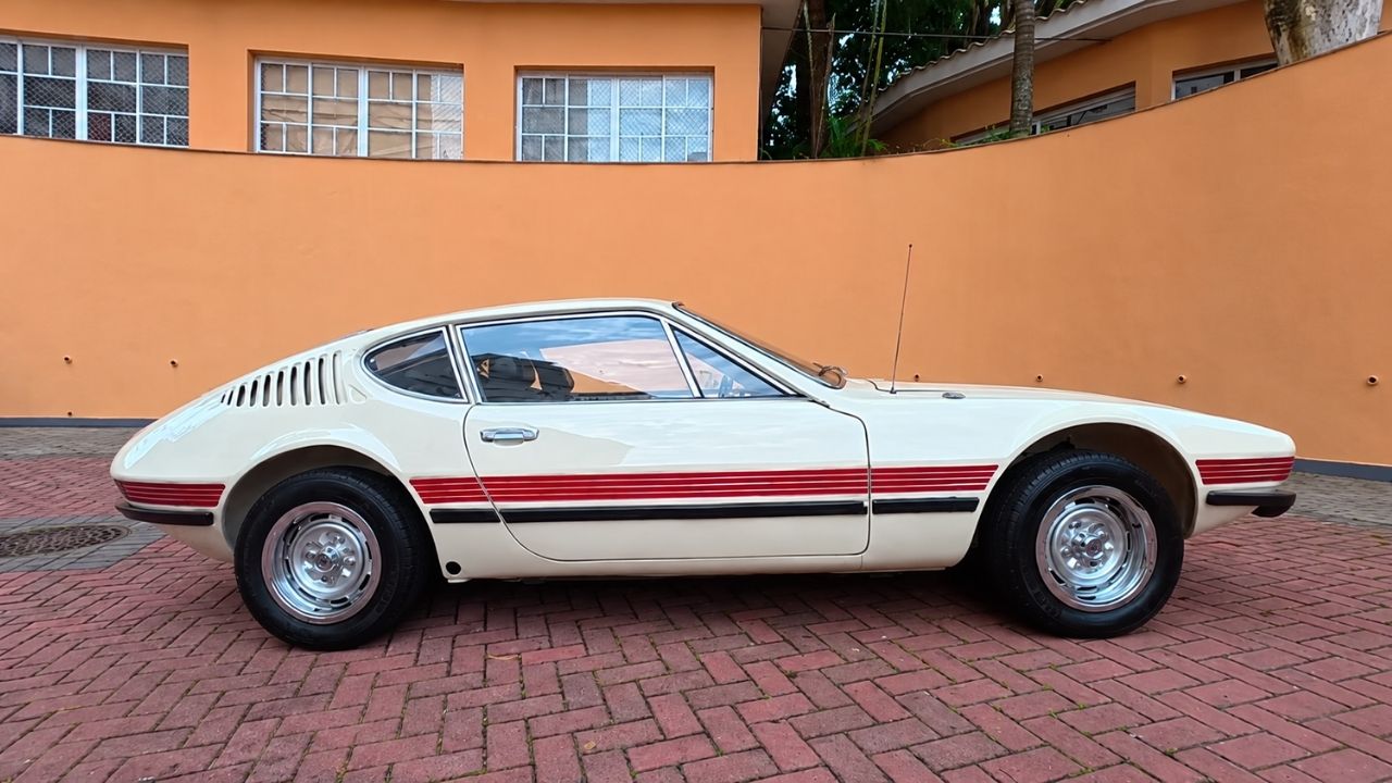 Volkswagen SP2 tem motor boxer de 75 cv, virou clássico brasileiro e atrai colecionadores estrangeiros.
