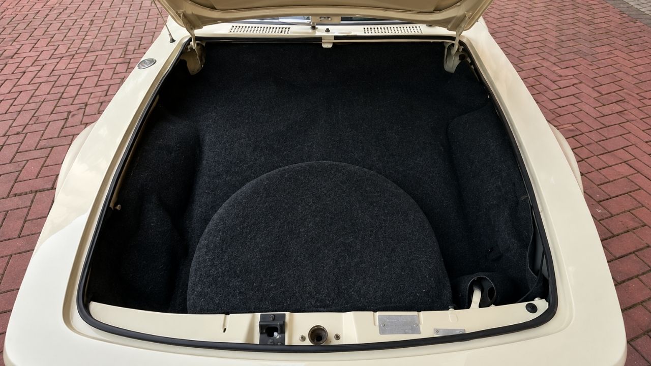 Volkswagen SP2 tem motor boxer de 75 cv, virou clássico brasileiro e atrai colecionadores estrangeiros.