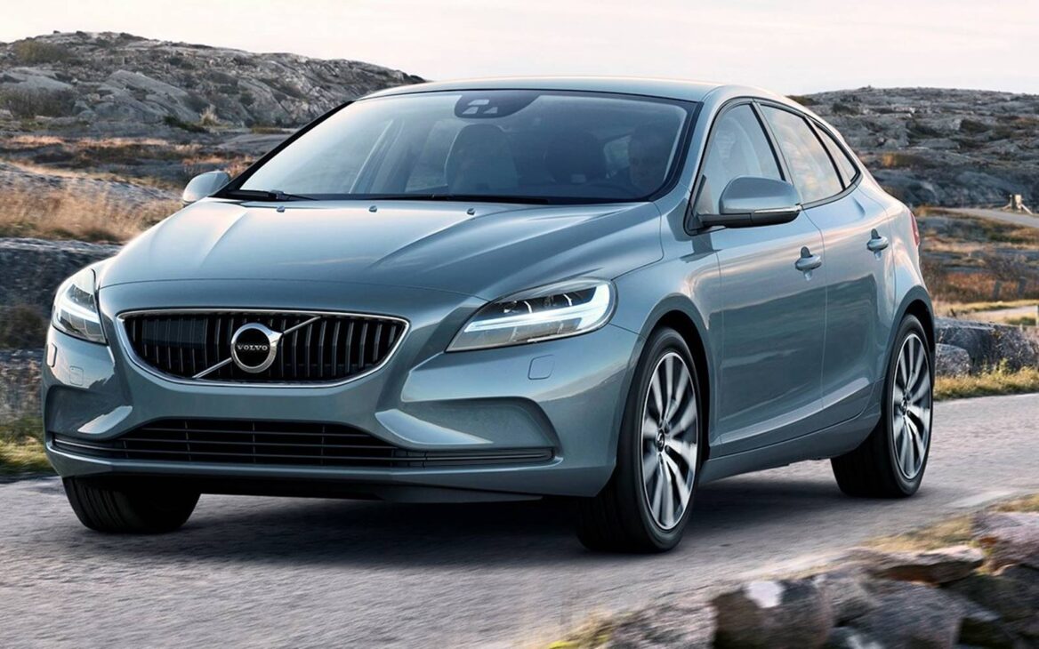 Volvo V40 T4 Momentum 2017 tem 190 cv, 30,6 kgfm, porta-malas de 324 litros e preço de R$ 74,5 mil na Fipe, combinando desempenho e segurança premium.
