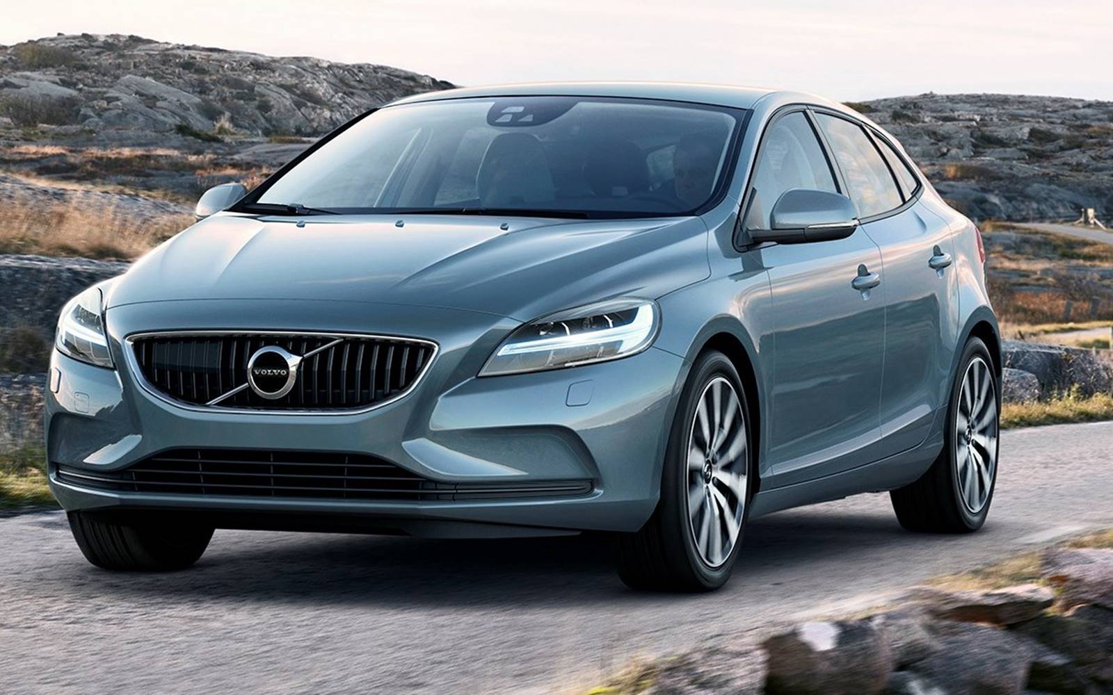 Volvo V40 T4 Momentum 2017 tem 190 cv, 30,6 kgfm, porta-malas de 324 litros e preço de R$ 74,5 mil na Fipe, combinando desempenho e segurança premium.