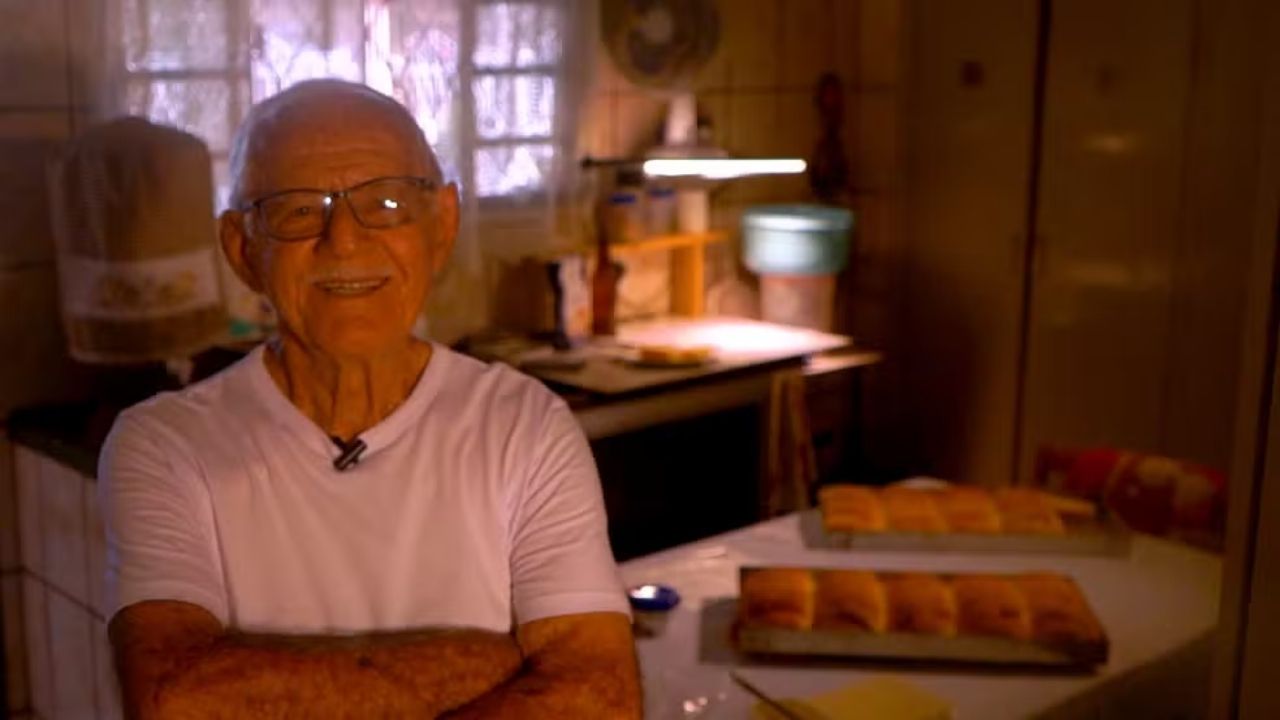 Vovô Cindo resolveu empreender aos 86 anos depois de assistir a uma receita de pão caseiro na TV, anotou cada passo mesmo sem muita experiência na cozinha, tirou 2 pães da primeira