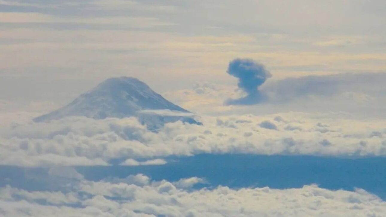 NASA/Bill Brockett
Vulcán Chimborazo surge entre las nubes al lado de la nube de cenizas del Tungurahua