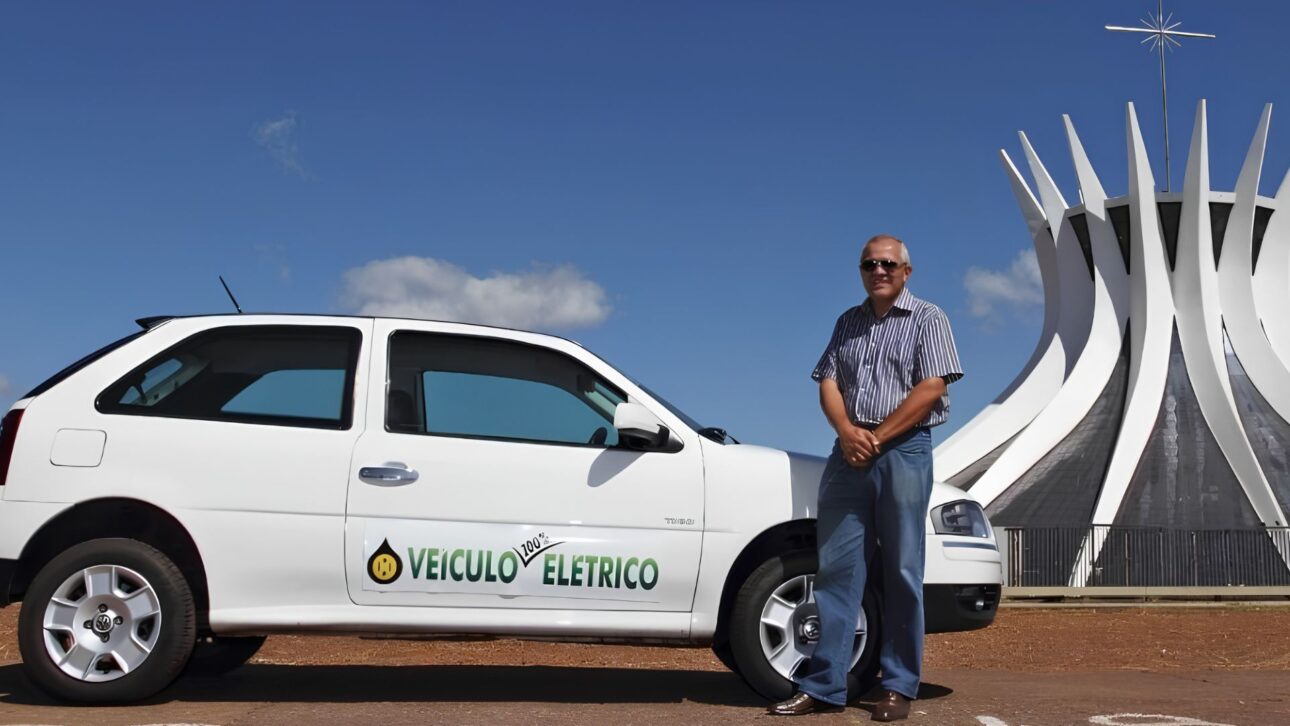 Dois inventores brasileiros transformaram um Gol em carro elétrico caseiro: arrancaram o motor, instalaram 40 baterias de lítio e fizeram o veículo rodar 150 km por R$ 0,07 por quilômetro