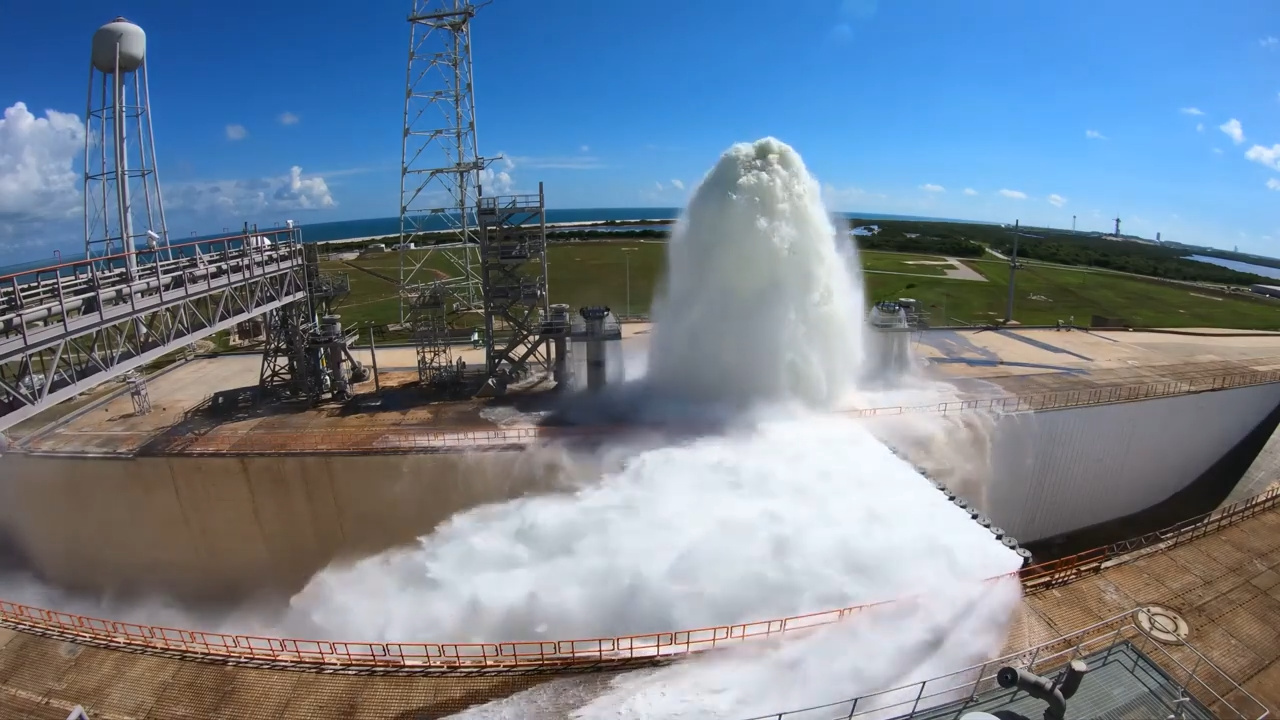 NASA pours 1.7 million liters of water in less than a minute on a launch pad