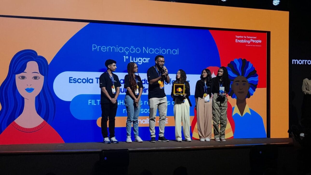 Filtropinha, created by students from Carnaíba, uses pinecone shell to treat cassava wastewater, costs R$ 5 and won a national school innovation award.