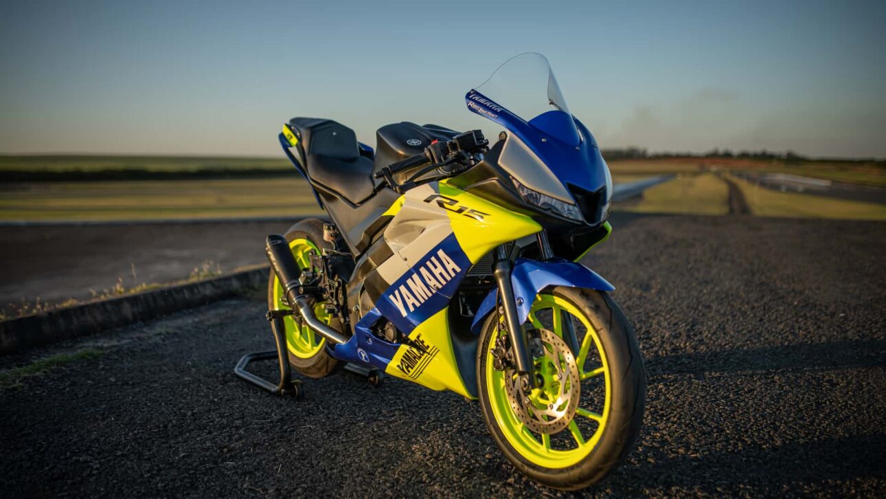 A “mini superbike” de 155 cc que tomou conta do Brasil em 2026: Yamaha YZF-R15 soma 5.448 emplacamentos até maio, domina mais de 62% das motos Sport e vende muito mais que R3, Ninja 500 e BMW S1000 RR