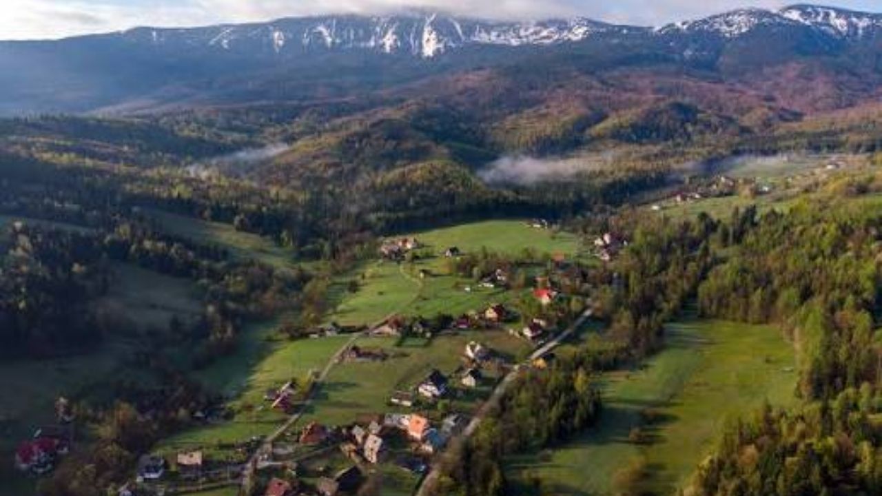 Vila mais longa da Polônia, Zawoja fica em vale montanhoso da Europa Central e revela formato rural raro.