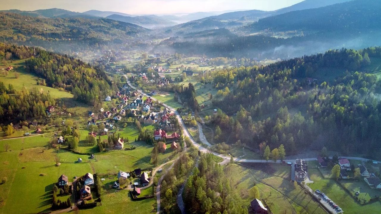 Zawoja, a vila mais longa da Polônia, se estende por 18 km entre montanhas, pode levar um dia inteiro para ser atravessada a pé e reúne casas, estradas e faixas de terra em um dos formatos