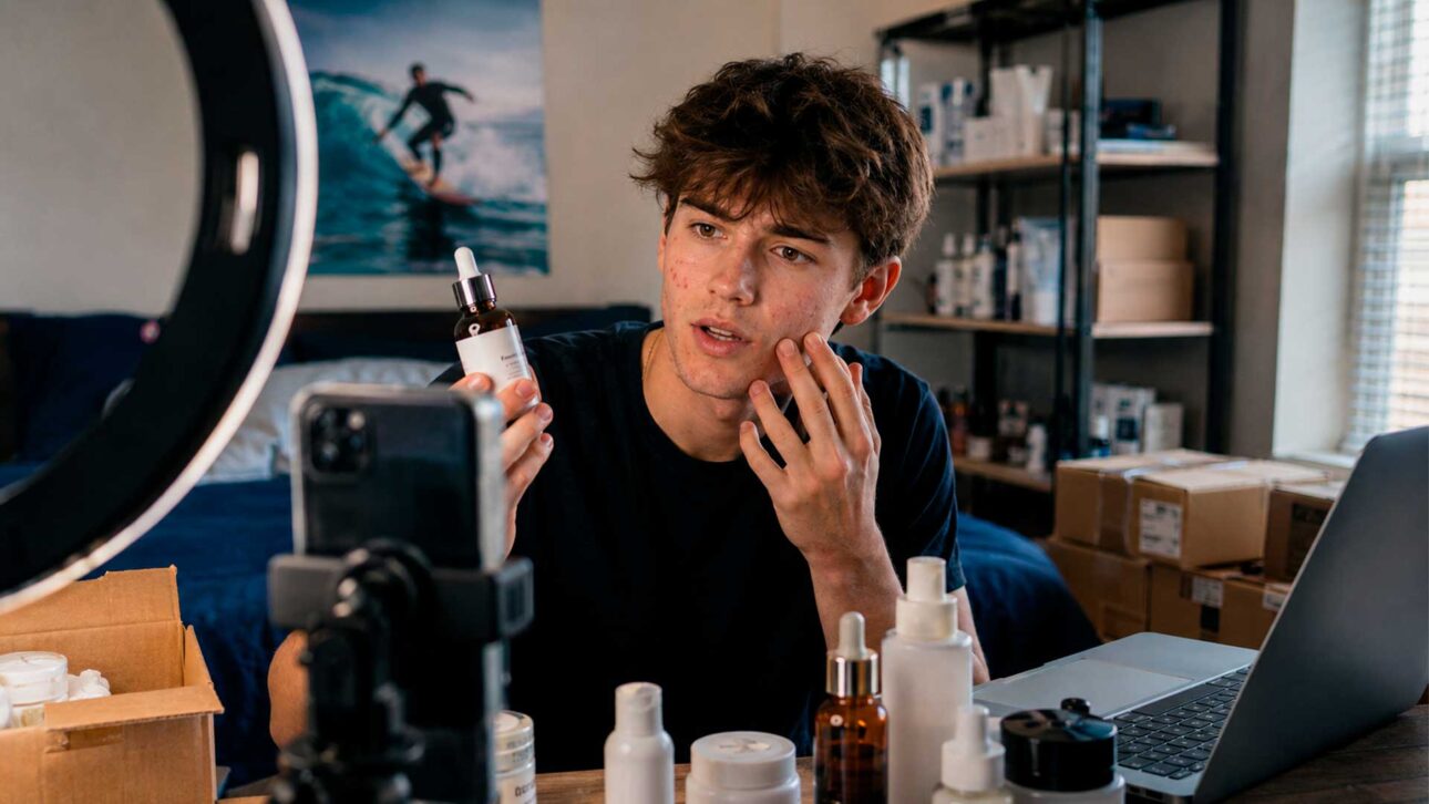 El acné se convirtió en tema de videos y ayudó a Logan Walter a vender productos de belleza por TikTok Shop en Estados Unidos.