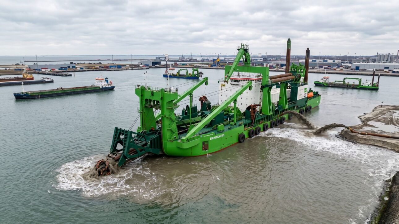 The most powerful dredger in the world looks like a colossal excavator floating in the sea: Spartacus measures 164 meters, concentrates 44,180 kW