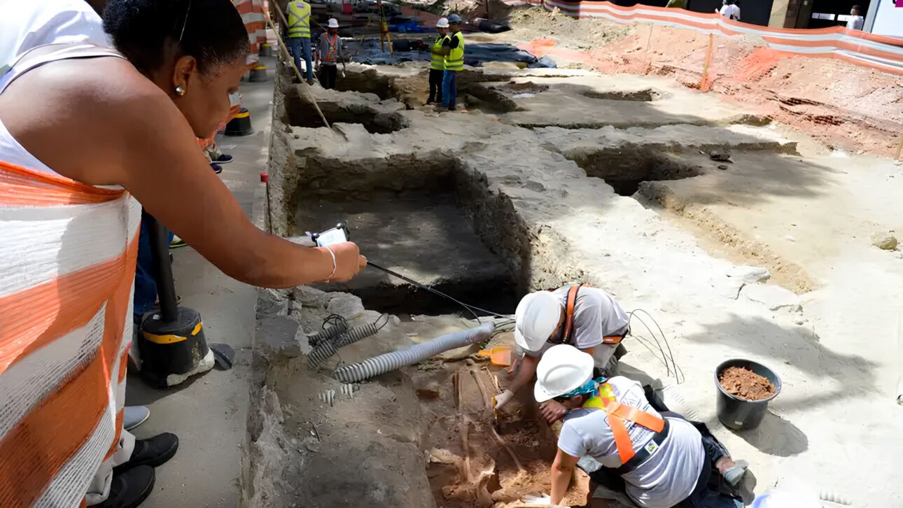 Operários escavavam a expansão do VLT no Centro do Rio quando encontraram, no subsolo da obra, 15 ossadas e uma igreja soterrada do século XVIII ligada à história apagada pelas grandes reformas urbanas da cidade