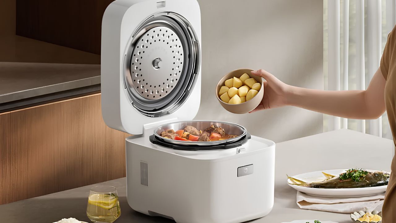 Nova panela de pressão inteligente da Xiaomi utiliza aquecimento por indução, recursos conectados e promete acelerar o preparo de carnes em até 40%.