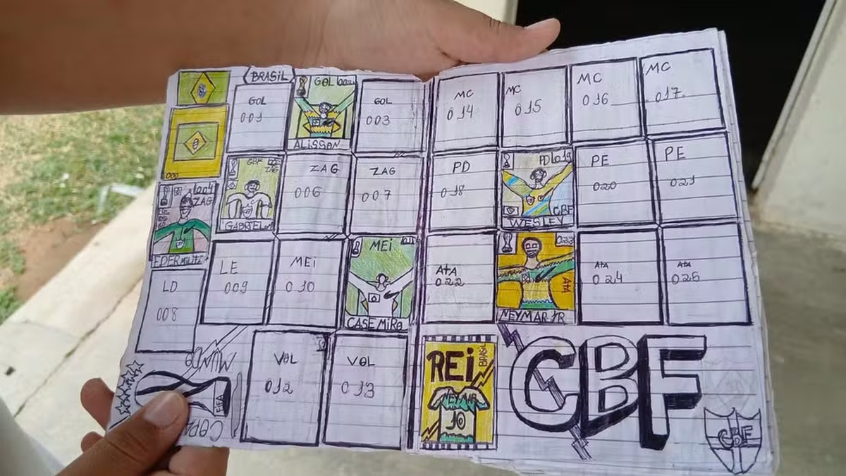 Menino viraliza ao criar álbum de copa desenhado, na Paraíba — Foto: Arquivo Pessoal