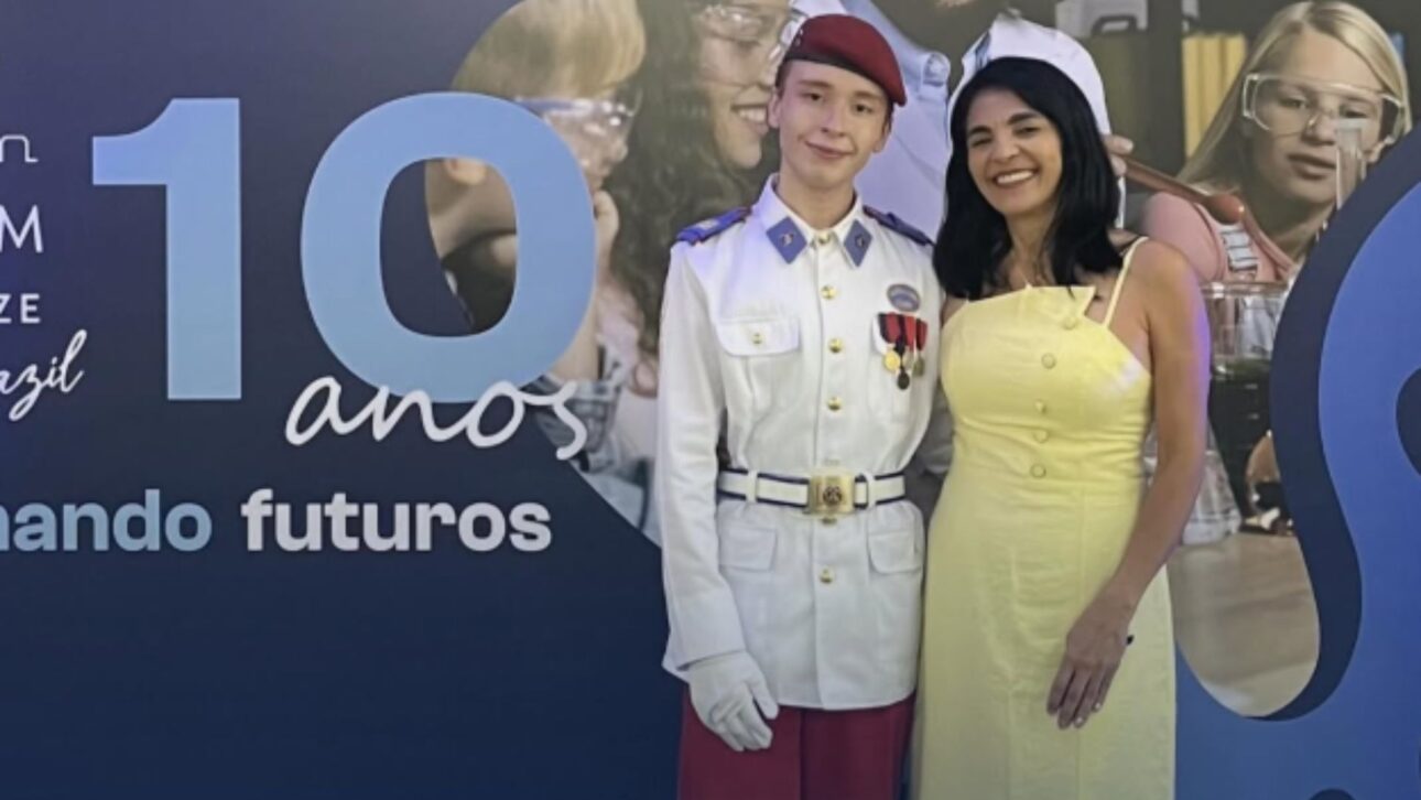 Alumno del Colegio Militar de Recife y profesora durante ceremonia de premiación tras conquista del primer lugar nacional en el Premio CNPq en Ciencias de la Vida.