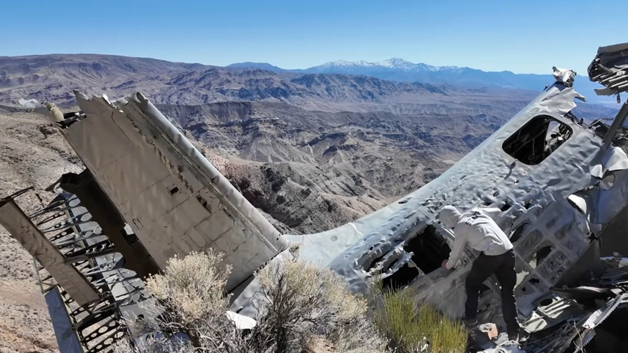 Conheça a fascinante história do avião secreto que caiu no Vale da Morte em 1952 e sua ligação com a Guerra Fria.