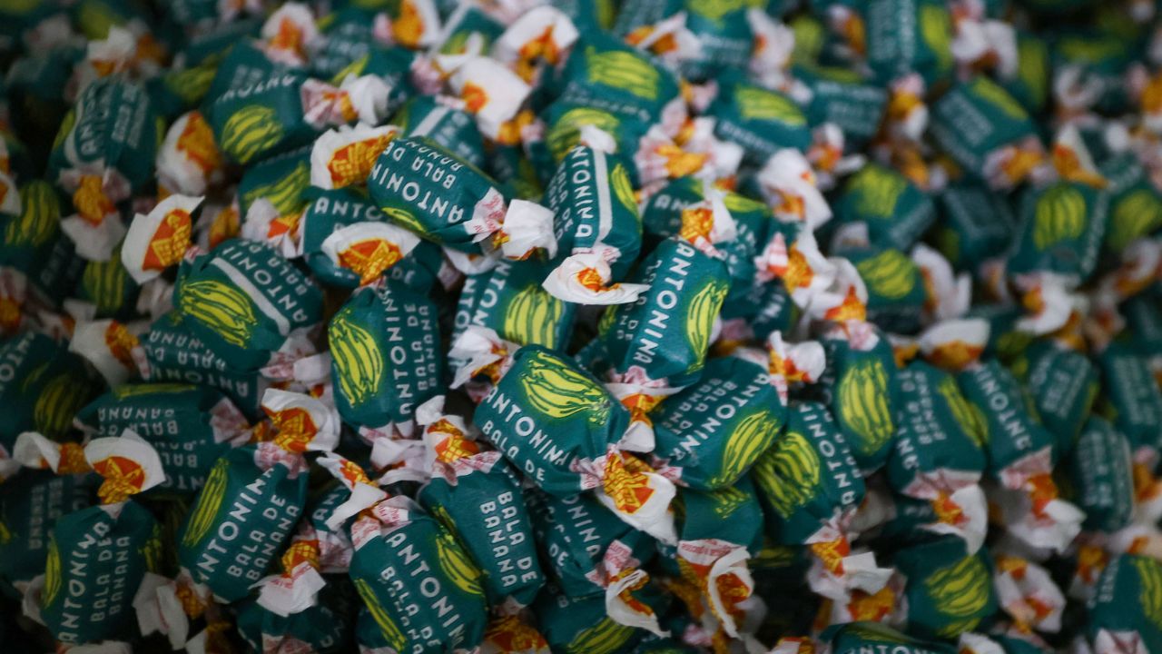 Bala de banana creada en el litoral de Paraná transforma tradición familiar en negocio millonario y símbolo cultural reconocido nacionalmente.
