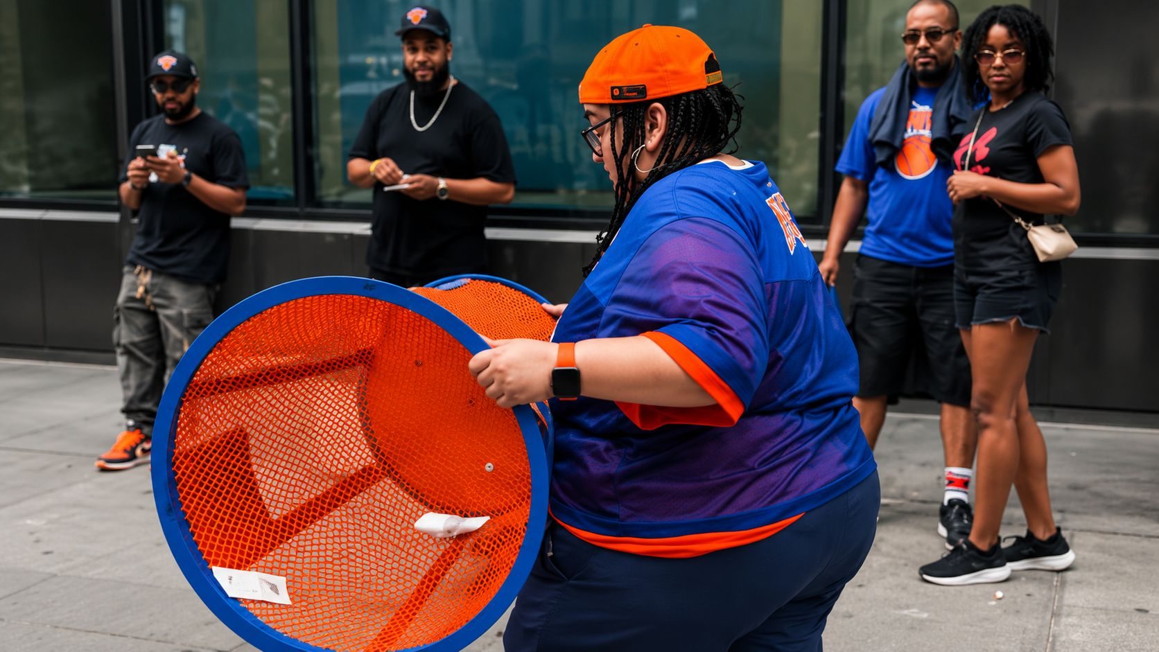 Executiva do JPMorgan é demitida após levar lixeira do Knicks em Nova York; vídeo viralizou e multas chegaram a US$ 175.
