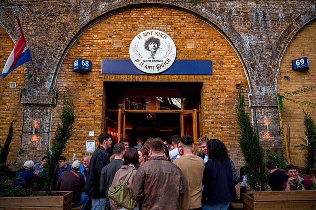 ARCHIVE: Forming an orderly queue is a gesture widely seen as typically British. London, March 2025. AP Photo/Tony Hicks