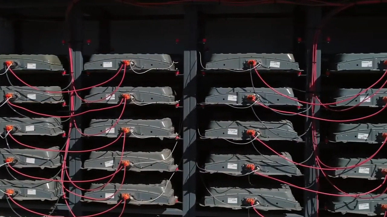 Projeto na Califórnia transforma 1.300 baterias usadas de carros elétricos da Honda e Nissan em usina solar com 25 MWh de armazenamento e mostra como a segunda vida das baterias já saiu do laboratório