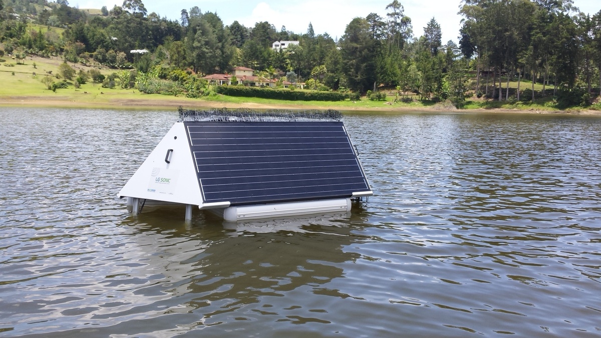 Boia solar flutuando em rio, com painel fotovoltaico e sensores, representando sistema de monitoramento da água e controle de algas no Rio Tietê.