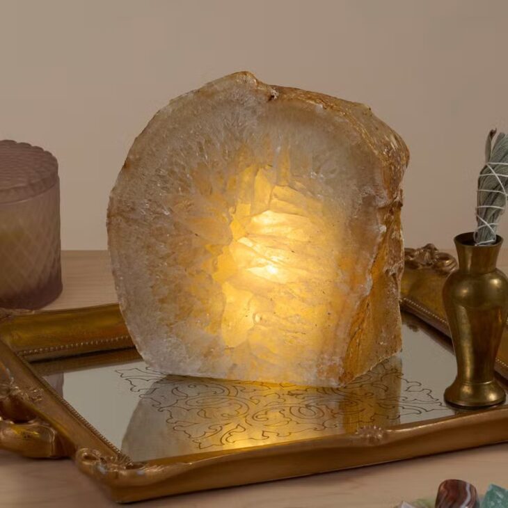 Pedra natural brasileira iluminada usada como peça decorativa em meio ao debate sobre a tarifa de 25% nos Estados Unidos.