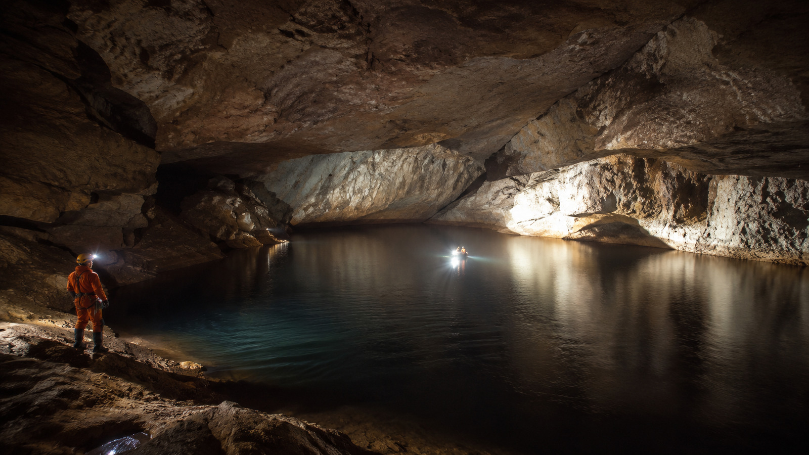Escondido sob uma pequena entrada na Namíbia, o maior lago subterrâneo do mundo tem o tamanho de quase dois campos de futebol, 264 metros de profundidade e até animais raros que sobrevivem sem luz solar