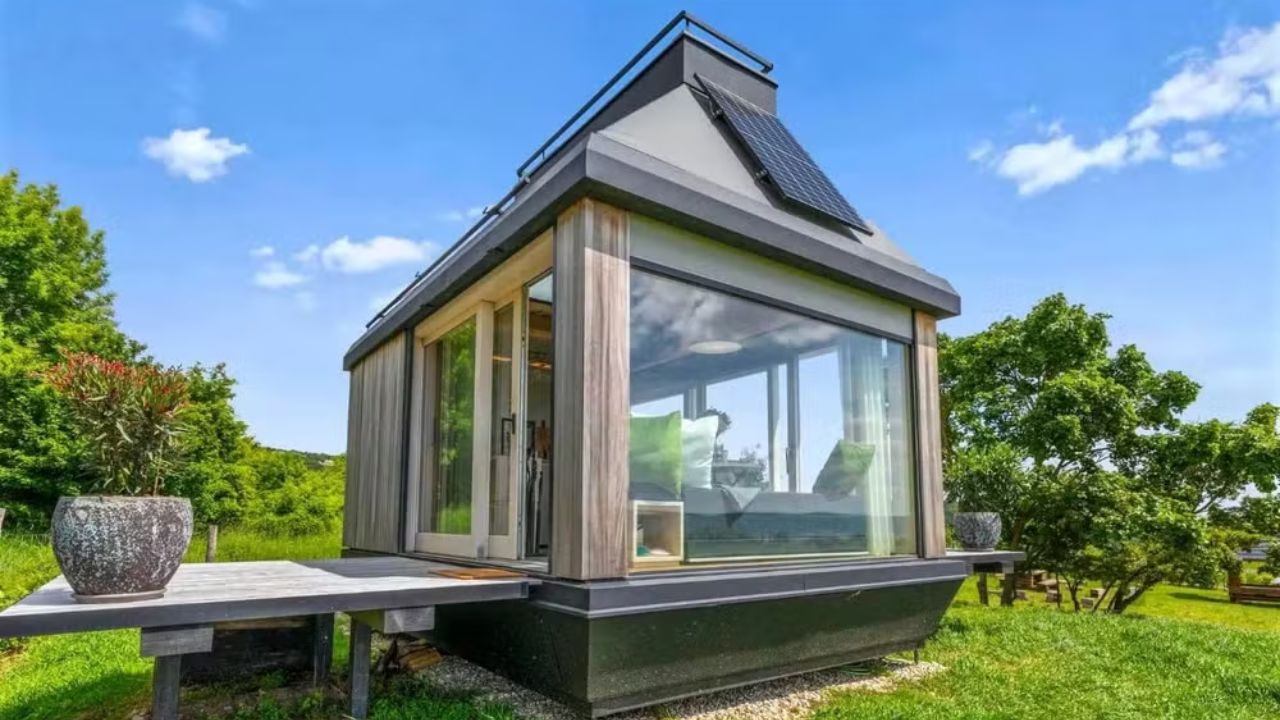 A Cabana Devín fica num vinhedo em Bratislava, custa €129 por noite e funciona sem rede elétrica. Conheça o projeto que une natureza e tecnologia.