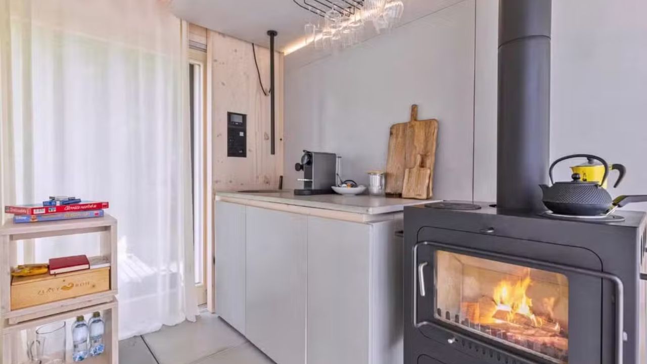 A Cabana Devín fica num vinhedo em Bratislava, custa €129 por noite e funciona sem rede elétrica. Conheça o projeto que une natureza e tecnologia.