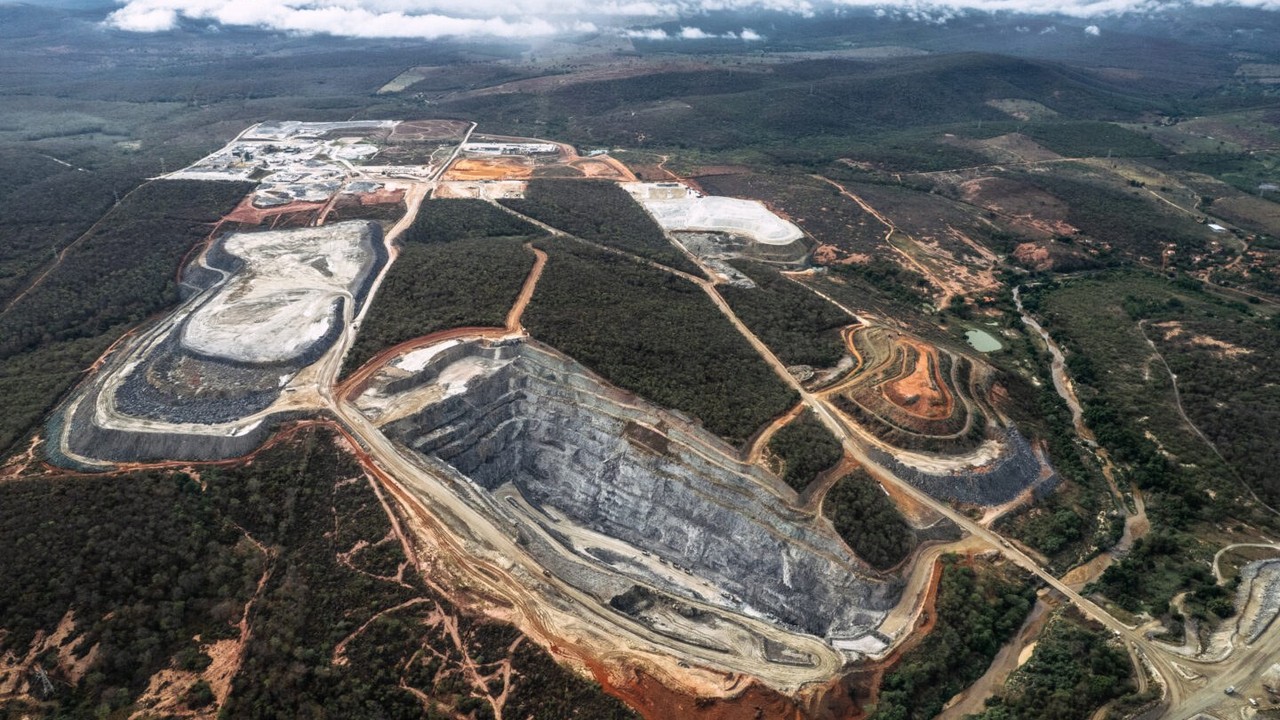 Enquanto o mundo corre para minerar o lítio do Congo e do Chile, o Brasil senta sobre uma das maiores reservas e mal com